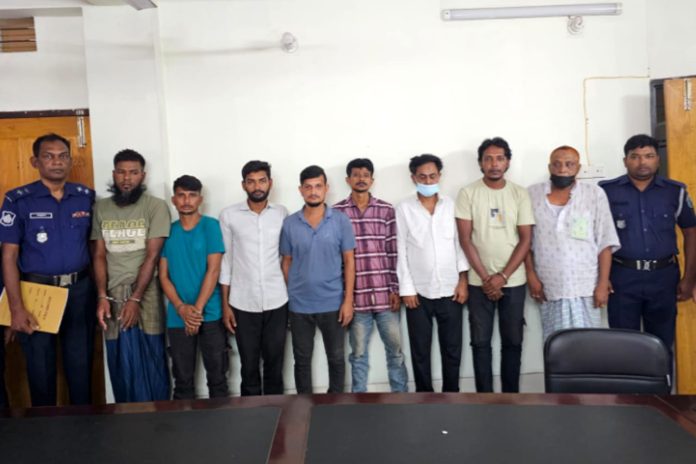 চাঁদপুরে জাহাজ থেকে চিনি চুরির চেষ্টা,গ্রেপ্তার-৮