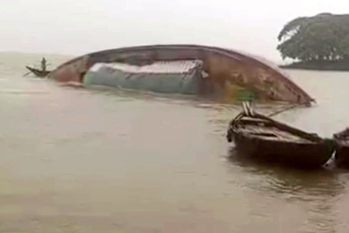 মেঘনার ঘূর্ণিস্রোতে চাঁদপুরে কার্গোডুবি, ৫ হাজার বস্তা ধান-চাল পানিতে