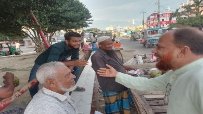 হাজীগঞ্জ বাস টার্মিনালে গণসংযোগ করলেন জামায়াতের মেয়র প্রার্থী জাকির হোসেন মজুমদার