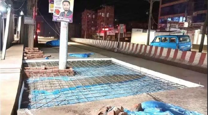 হাজীগঞ্জ বাজারে সড়কের মাঝখানে ১৪ বিদ্যুতের খুঁটি, অপসারণের দাবিতে স্মারকলিপি