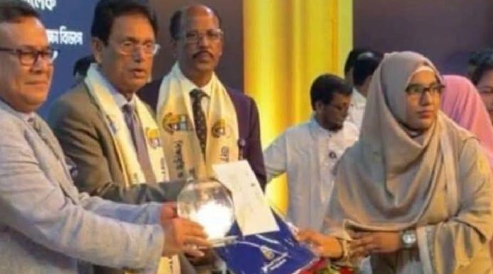 জাবির শিক্ষাবৃত্তি ও ভাইস-চ্যান্সেলর অ্যাওয়ার্ড পেলেন ঝর্না