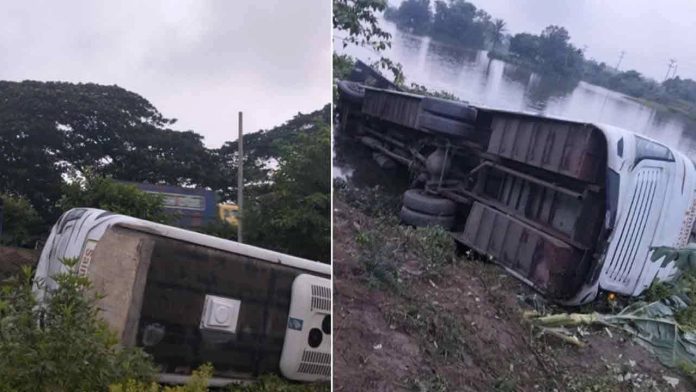 দাউদকান্দিতে মেডিক্যাল শিক্ষার্থীদের বাস খাদে, আহত ২০