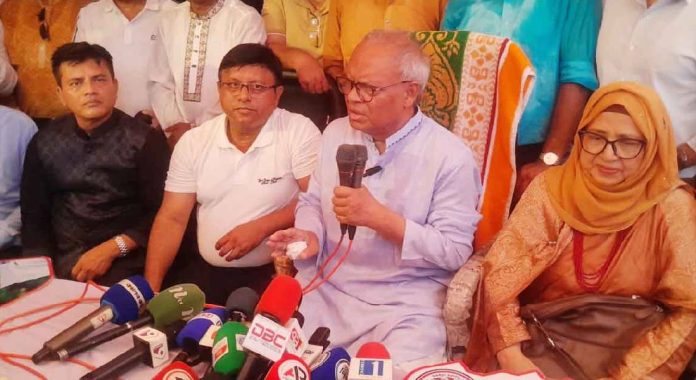 বিএনপি অসহায় ও ক্ষতিগ্রস্ত মানুষের পাশে থাকার চেষ্টা করে: রিজভী