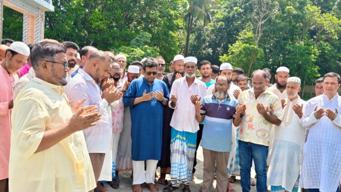 বিএনপি নেতা খোরশেদ মোল্লার কবর জিয়ারত করলেন তানভীর হুদা