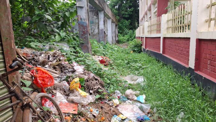 ফরিদগঞ্জে শিক্ষাপ্রতিষ্ঠানের পাশে ময়লার স্তূপ, স্বাস্থ্যঝুঁকিতে শিক্ষার্থীরা