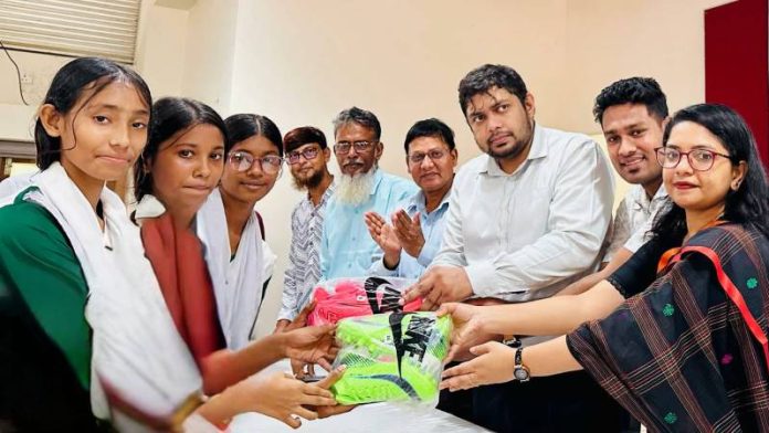 মতলব দক্ষিণে শিক্ষার্থীদের জন্য ৮৩২ জোড়া ফুটবল বুট