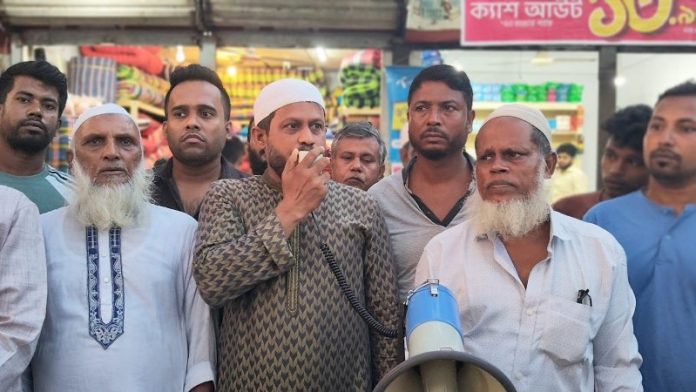 হাজীগঞ্জের বলাখাল বাজারে মেয়র প্রার্থী ওমর ফারুক টিটুর গণসংযোগ ও পথসভা
