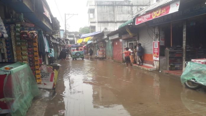 রাজারগাঁও বাজারে ড্রেনেজ নেই, সামান্য বৃষ্টিতেই হাঁটু পানি