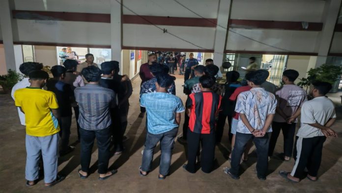 চাঁদপুরে রাতে ঘোরাফেরার অভিযোগে ৪৯ কিশোর আটক