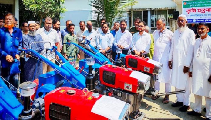 হাজীগঞ্জে কৃষকদের মাঝে বিনামূল্যে ৮১ কৃষি যন্ত্রপাতি বিতরণ