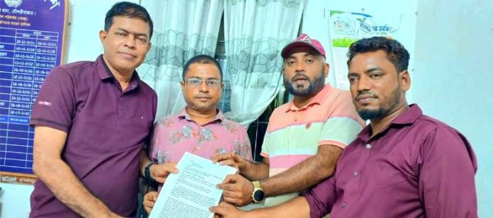 বালুবাহী ট্রাকচাপা দিয়ে সাংবাদিককে হত্যাচেষ্টার অভিযোগ, থানায় লিখিত অভিযোগ