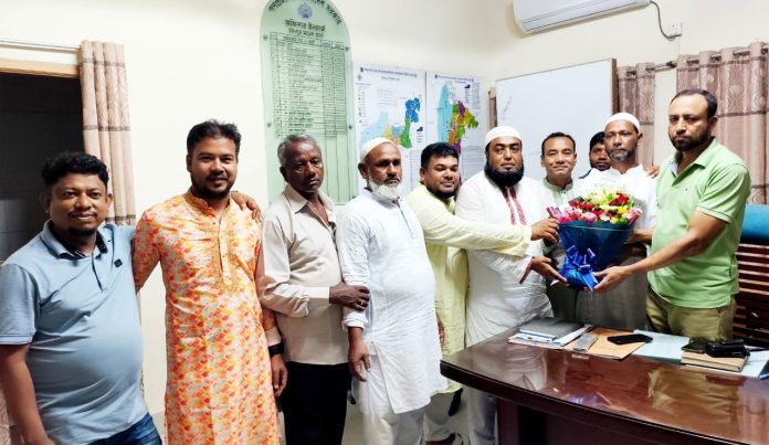 চাঁদপুর মডেল থানার ওসিকে চৌধুরী ঘাট ব্যবসায়ী সমিতির ফুলেল শুভেচ্ছা