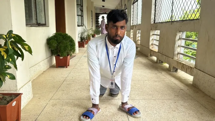 অচল দুই পা নিয়েও অনার্স শেষ করেছেন রুবেল, অপেক্ষা কর্মসংস্থানের