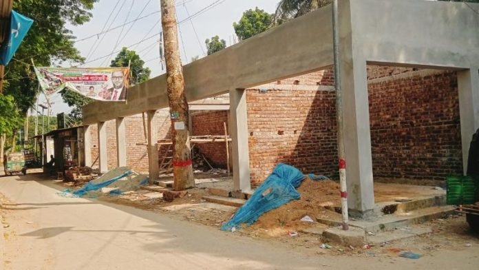 মৈশাদী বাজারে রেলওয়ের জমিতে ফের মার্কেট নির্মাণের অভিযোগ