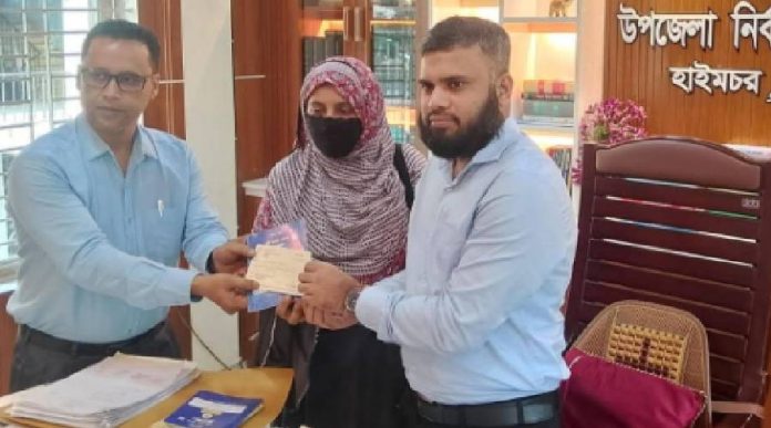 হাইমচরে পাঁচ উদ্যোক্তার মাঝে পল্লী সঞ্চয় ব্যাংকের ঋণ বিতরণ