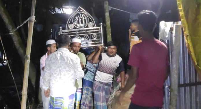 শাহরাস্তিতে রাস্তা না থাকায় মরদেহ নিয়ে বের হতেও চরম দুর্ভোগ