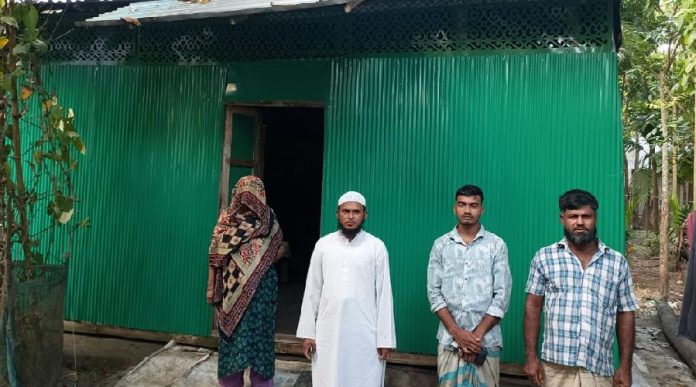 বালিয়ায় অসহায় বিধবার জন্য ঘর নির্মাণ করলেন যুবদল নেতা আরিফ