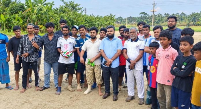 হাইমচরে তরুণ ও যুবকদের মাঝে উপজেলা ক্রীড়া সংস্থার ফুটবল উপহার