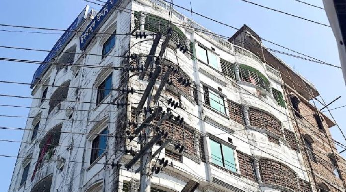 চাঁদপুর শহরে আরএস টাওয়ারের অবৈধ বর্ধিত অংশ অপসারণ করা হয়নি