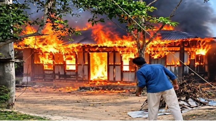 মতলবের কালিয়াইশ গ্রামে হতদরিদ্রের বসতঘর পুড়ে ছাই