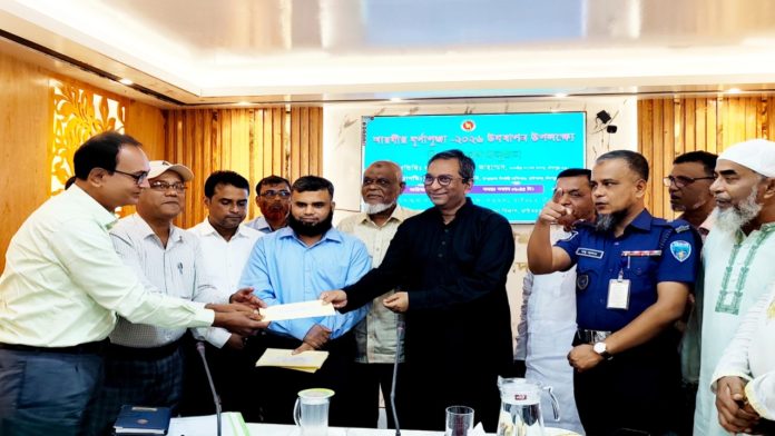 বাংলাদেশে সব ধর্মের মানুষের সমান অধিকার রয়েছে: এমপি মানিক