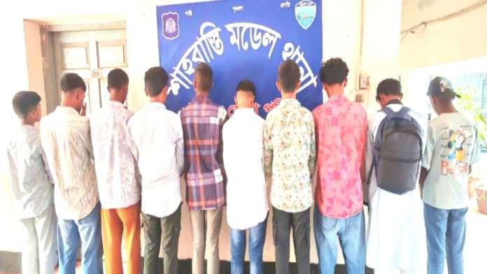 শাহরাস্তিতে ক্লাস ফাঁকি দিয়ে ওয়াকওয়েতে ঘোরাঘুরি, আটক ১৬ শিক্ষার্থী