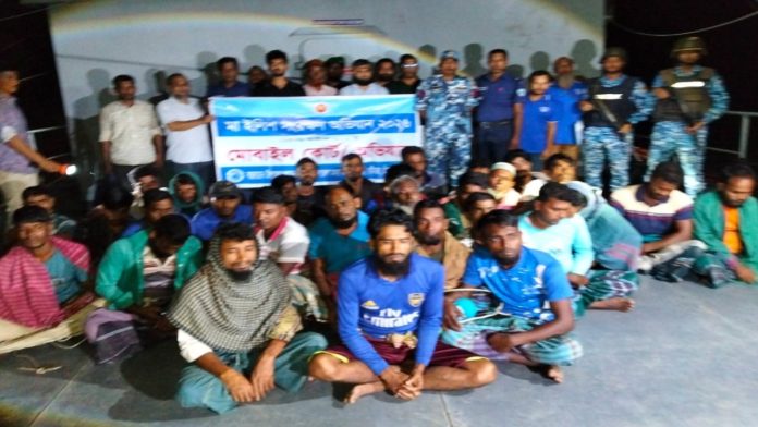 হাইমচরে মেঘনায় ইলিশ ধরার অভিযোগে ৩০ জেলের কারাদণ্ড