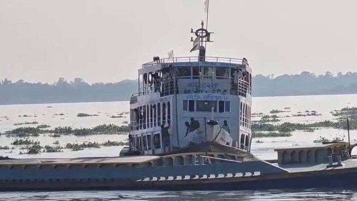 মতলবে যাত্রীবাহী লঞ্চের সঙ্গে বালুবাহী বাল্কহেডের ধাক্কা