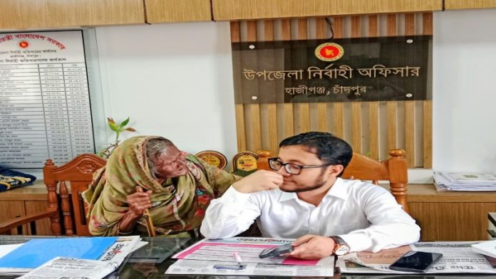 “দরজা সবার জন্য খোলা” ফাইলের ফাঁকে অসহায় মানুষের কথাও শোনেন হাজীগঞ্জ ইউএনও