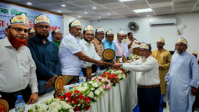 হাজীগঞ্জে বিশ্ব শিক্ষক দিবসে র‍্যালি, আলোচনা সভা ও ৬ গুণী শিক্ষককে সংবর্ধনা