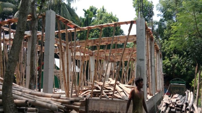 হাজীগঞ্জে ভবন নির্মাণ নিয়ে পাল্টাপাল্টি অভিযোগ