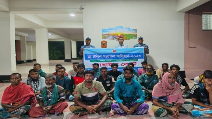 চাঁদপুরে নিষেধাজ্ঞা অমান্য করে ইলিশ শিকার, ২২ জেলের কারাদণ্ড