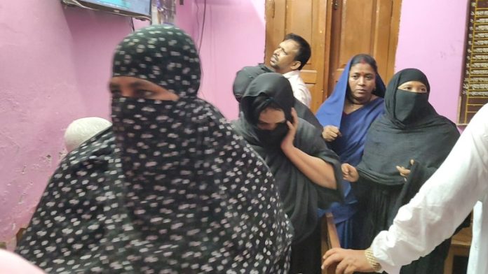 ফরিদগঞ্জে জালনোটসহ চার নারী আটক, পুলিশের কাছে সোপর্দ