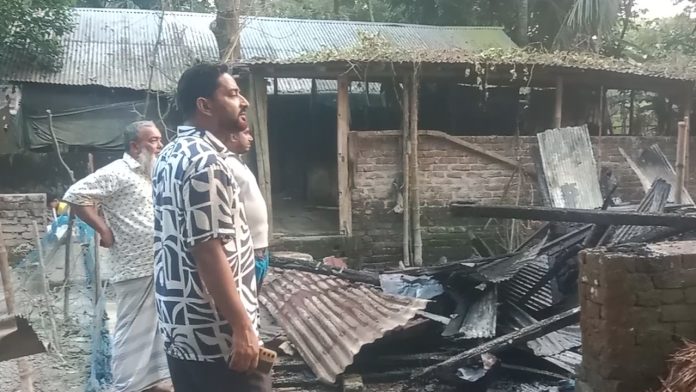 শাহমাহমুদপুরে অগ্নিকাণ্ডে ক্ষতিগ্রস্ত বসতঘর পরিদর্শনে স্বপন মাহমুদ