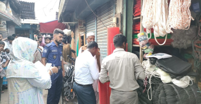 বাবুরহাটে ১ হাজার ৬৯৬ কেজি নিষিদ্ধ পলিথিন জব্দ, জরিমানা ১ লাখ টাকা